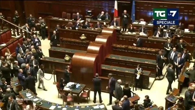 Enrico Mentana legge le parole dure di Silvio Berlusconi contro la scelta della Lega: 'Smascherato progetto Lega - M5s'