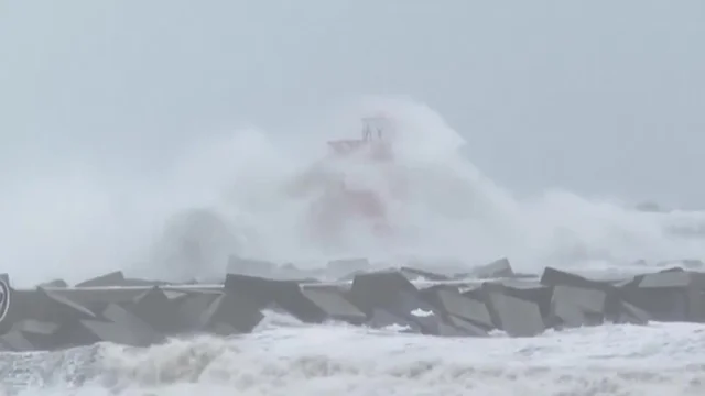 La tempesta Corrie imperversa in Olanda: raffiche di vento forza 8 e onde enormi sulla costa