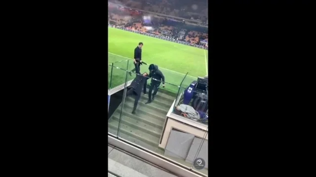 Lo "scivolone" di Simone Inzaghi dopo la vittoria dell'Inter contro il Cagliari