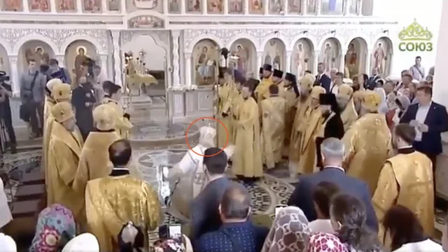 Il patriarca Kirill scivola sull'acqua santa e finisce a terra