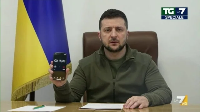 Ucraina, Zelensky fa ascoltare le sirene di guerra: "Noi le sentiamo per ore da 25 giorni"