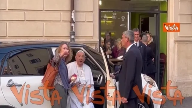 Papa Francesco in visita a casa di Emma Bonino. "Come sta?", la risposta del pontefice