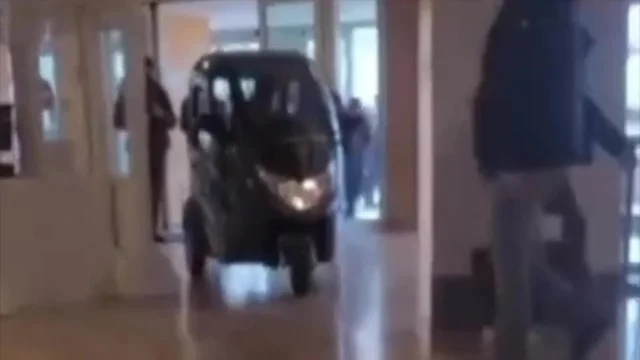 Roma, entra in Ospedale con il motorino: "Avevo un appuntamento"