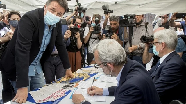 Matteo Renzi firma per i sei referendum sostenuti da Lega e Partito Radicale