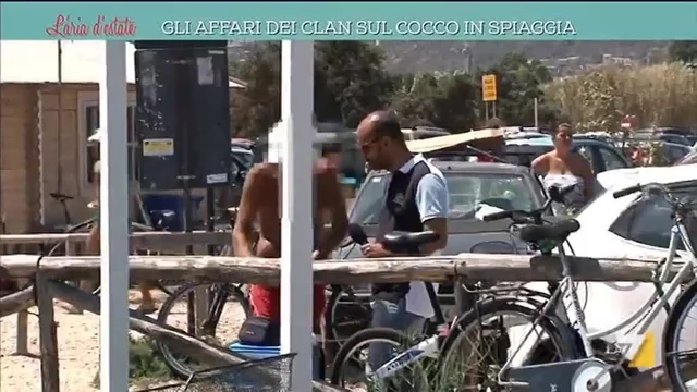 Gli affari dei clan sul cocco in spiaggia