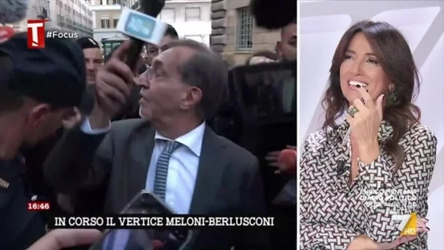 "Di chi è? Mannaggia a te!", folla di giornalisti per La Russa. E cade un microfono...