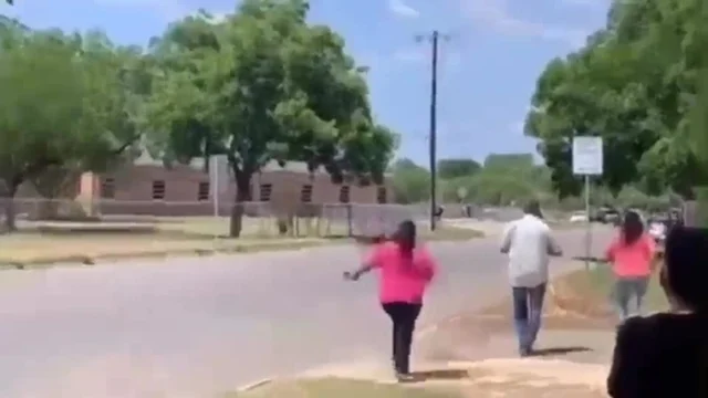 Strage in una scuola in Texas: i genitori corrono incontro ai bambini in fuga