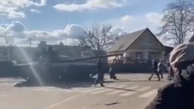 Ucraina: i cittadini in ginocchio cercano di fermare i carri armati