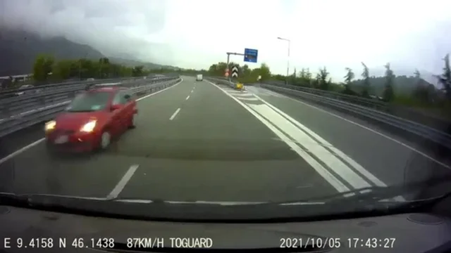 Lecco, auto in contromano in autostrada: il video della dashcam