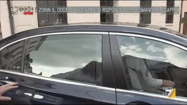 Zonin, il doge di Vicenza non risponde alle domande e scappa