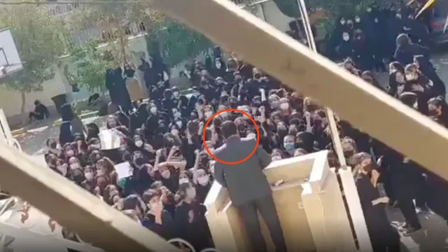 Rivolte Iran, arriva un uomo della polizia religiosa: la reazione delle donne è virale