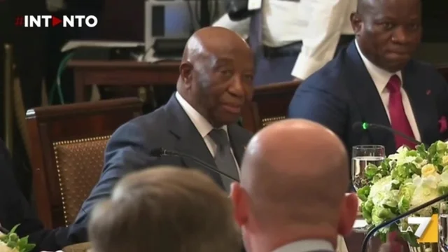 La gaffe di Trump al presidente della Liberia: “Ottimo inglese!” Ma è la lingua ufficiale del Paese