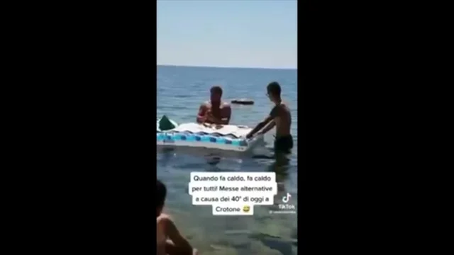 Il parroco che ha celebrato una messa in mare è indagato per offesa a confessione religiosa