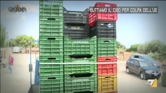Buttiamo il cibo per colpa dell'UE