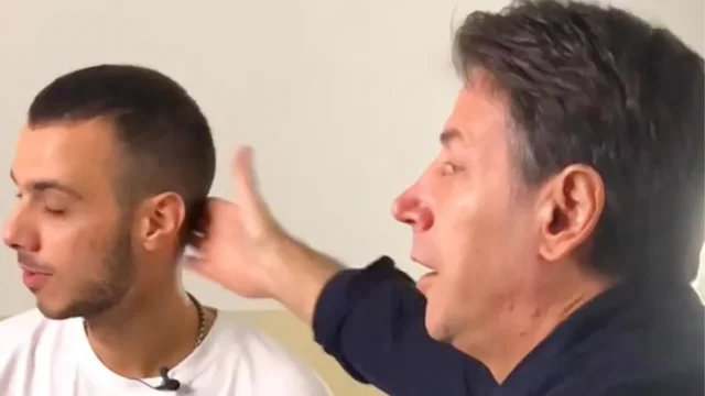 "Ci è cascato!": Conte protagonista di una gag intervistato da ScuolaZoo