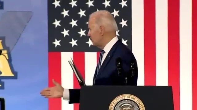 Biden e la mancata stretta di mano: la gaffe del Presidente americano