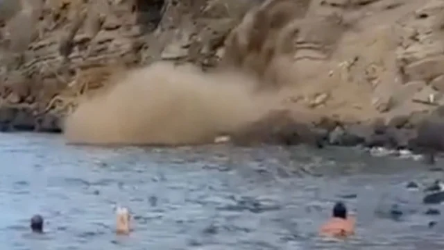 Lipari, crolla un pezzo del costone in mare: la reazione dei bagnanti
