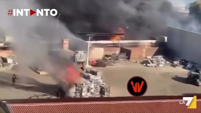 Roma, il momento esatto dell’esplosione al benzinaio: i vigili del fuoco erano già sul posto