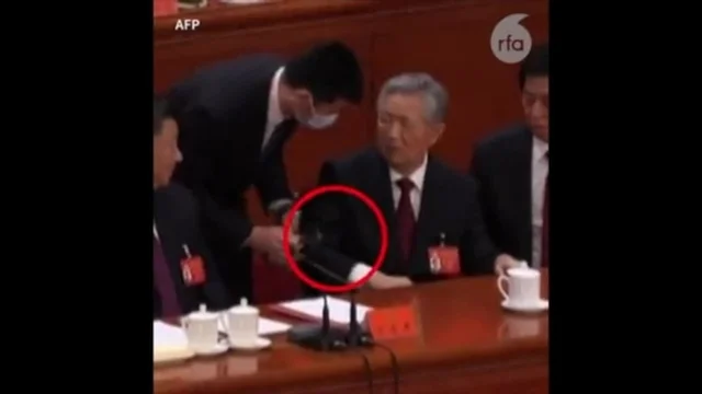 L’ex presidente Hu Jintao portato via dal Congresso del Partito Comunista Cinese