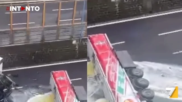 Napoli, autocisterna piena di carburante si ribalta in tangenziale