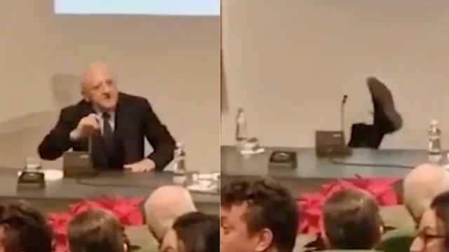 Spostano la sedia a De Luca, ma lui non se ne accorge: la caduta rovinosa