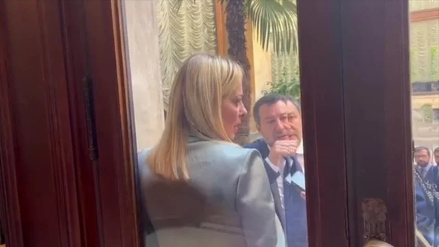 Colloquio tra Meloni e Salvini nel cortile della Camera: il video