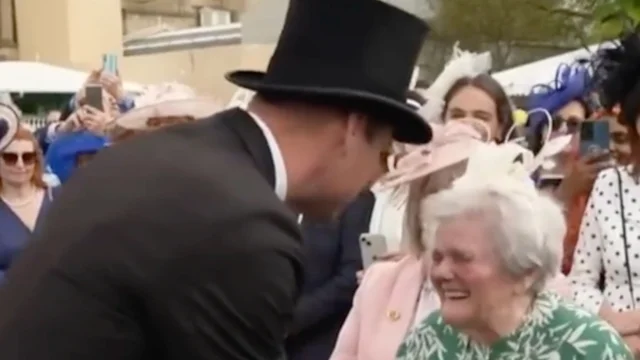Il commovente incontro tra il Principe William e la signora anziana: "Ho dormito tre notti sul marciapiede per tua nonna"