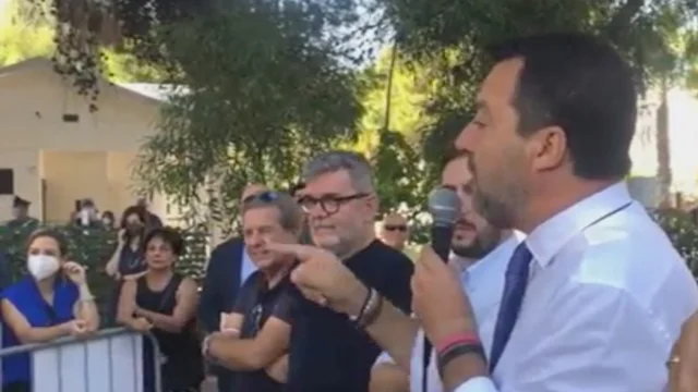 Salvini interrotto da una signora: "Perché sei contro il reddito di cittadinanza?". La risposta del leader della Lega