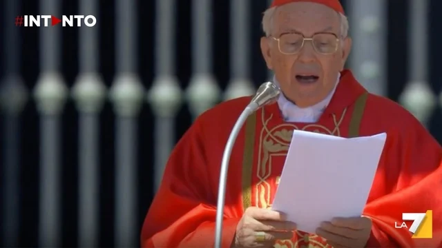 Funerali di Papa Francesco, il cardinale Re celebra l’omelia: “Il suo Pontificato ha toccato menti e cuori”