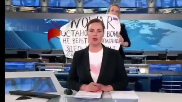 Russia, irruzione durante una diretta Tv "No war". Trattenuta e interrogata dalla polizia