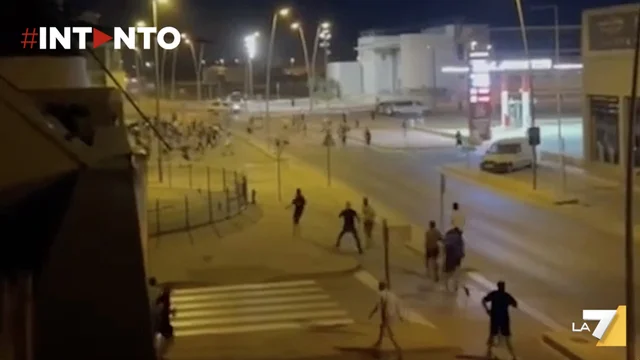 Terza notte di scontri a Murcia: tensione tra estremisti di destra e migranti, aggredito un anziano