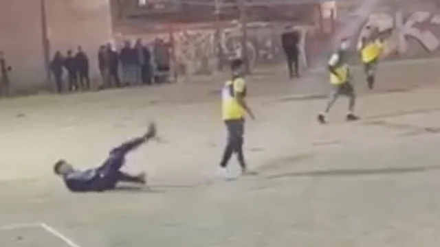 Tevez a Fuerte Apache: un giovane lo irride e lui si vendica: la reazione è virale