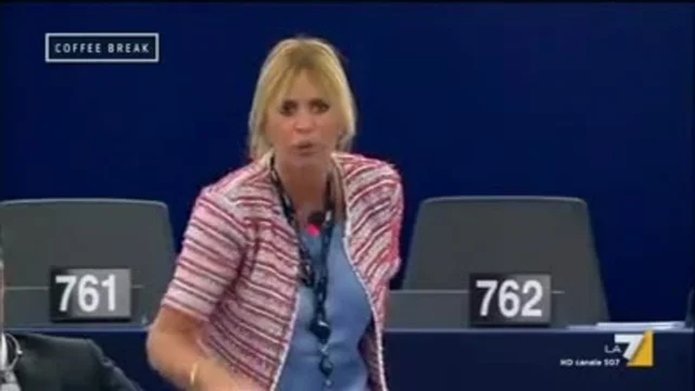 Alessandra Mussolini: 'Sciacquatevi la bocca quando parlate dell'Italia!'
