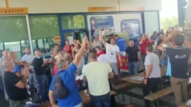 GKN, i lavoratori in festa cantano dopo la revoca dei licenziamenti