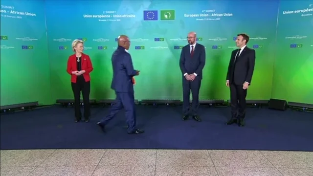 Summit Ue-Africa: il ministro ugandese ignora Von der Leyen e non le stringe la mano