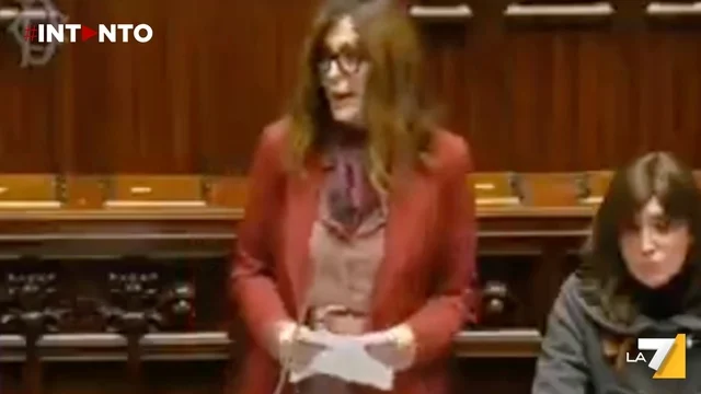 Santanchè alla Camera: “Avrò sempre il mio tacco a spillo, non diventerò mai come voi”
