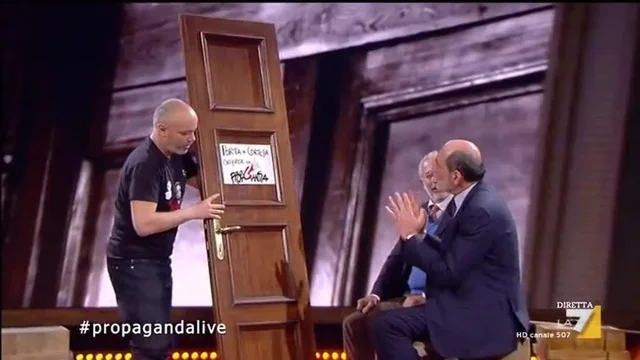Propaganda Live - La porta di cortesia del Quirinale donata a Giovanni Grasso