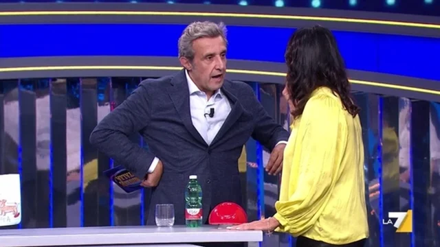 Le concorrenti non rispondono e Flavio...