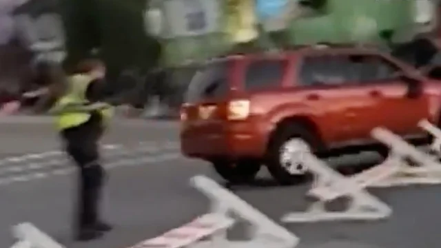Usa, suv piomba sulla folla a un corteo natalizio: almeno 5 morti e decine di feriti