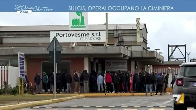 Sulcis, operai occupano la ciminiera