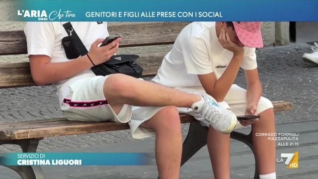 Genitori e figli alle prese con i social